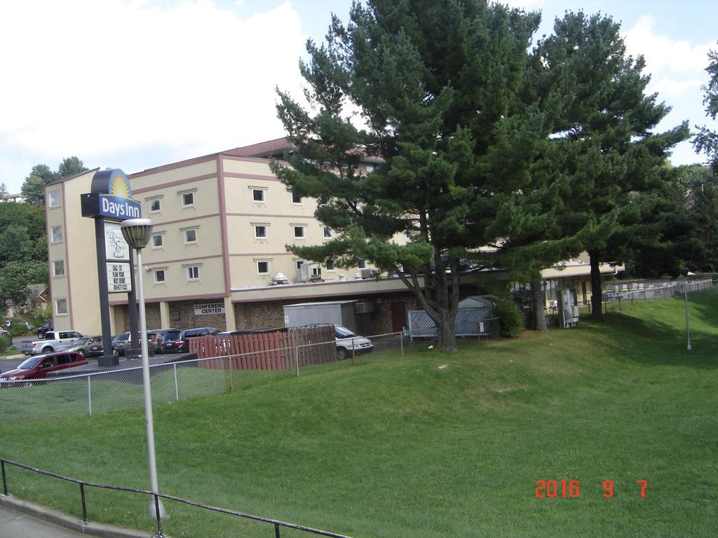 Days Inn Oil City Conference Center Екстериор снимка